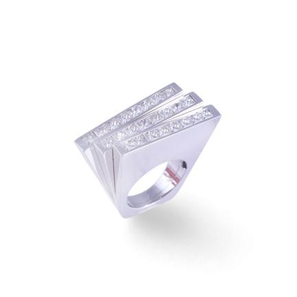 BAGUE à bande sculptée en gradins en or blanc 18 c