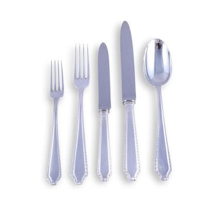 一套12人份的800/1000纯银餐具，共137件，柄部造型独特，饰有滚花边和罗卡伊尔纹样，总重约5