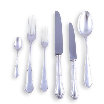 一套12人份的800/1000纯银餐具，共105件，手柄呈弧形并饰有罗卡伊尔纹样，总重约4,400克