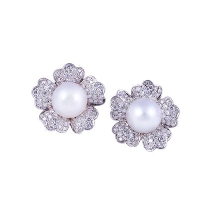 * Clip-on earrings in 18K white gold featuring a f