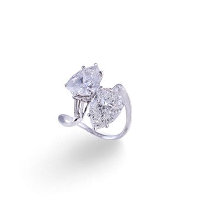 ANILLO «contrarié» de oro blanco de 18 quilates co