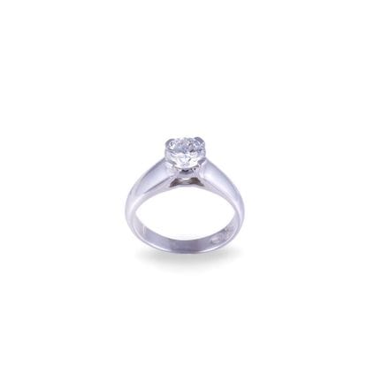* 18K white gold ring with a slightly domed band, 