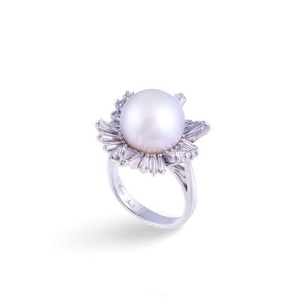 Platinum RING with a cultured South Sea pearl (app