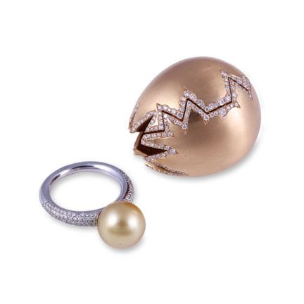* EGG-SHAPED PENDANT WITH CHAIN, hinged, crafted i