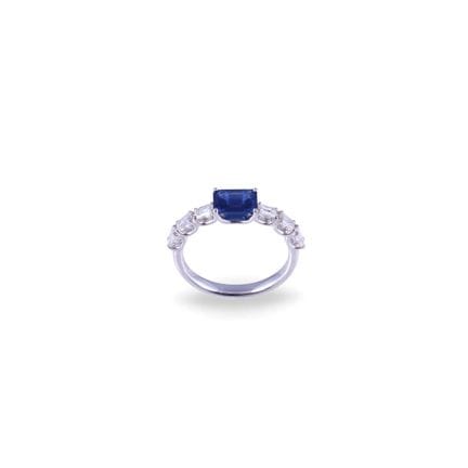 * BAGUE en or blanc 18 carats, ornée d'un saphir r