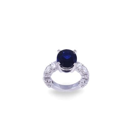* 18K white gold RING with an oval sapphire weighi