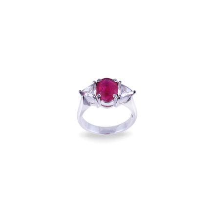 * ANELLO in oro bianco 18Kt centrato da un rubino 