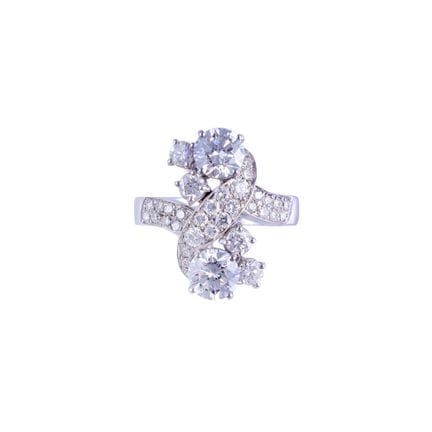 ANELLO contrarié in oro bianco 18Kt e brillanti di