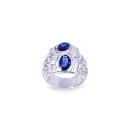 * ANELLO a fascia, in oro bianco 18Kt, centrato da