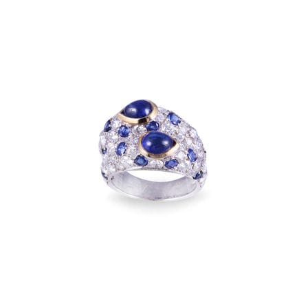 * ANELLO a doppia fascia, in oro 18Kt, sormontato 