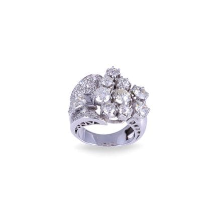 ANELLO in oro bianco 18Kt, a fascia sagomata, impr