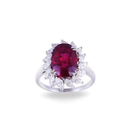 ANELLO in platino con rubino ovale del peso di 3,9