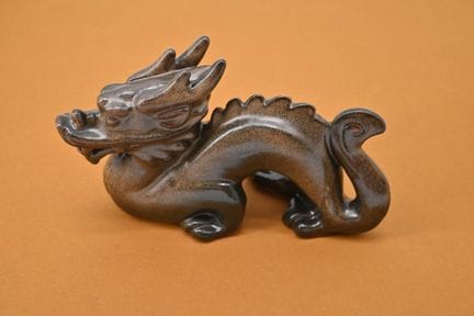 Figura de cerámica, dragón sentado. 
Firmada en re