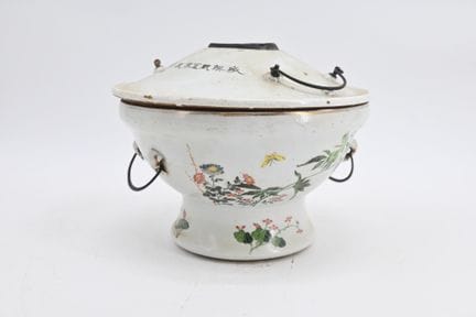 Recipiente de porcelana para caldo con decoración 