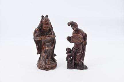 Lote de dos estatuillas, compuesto por:

- Una est
