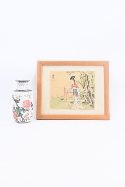 Lote compuesto por un pequeño jarrón de porcelana 