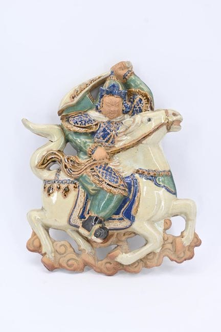 Placa de terracota esmaltada policromada, con Phu 