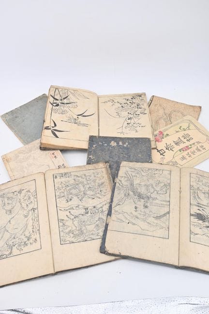 Lote de siete álbumes de motivos para dibujos: ani