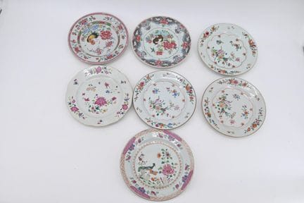 Juego de siete platos de porcelana con decoración 