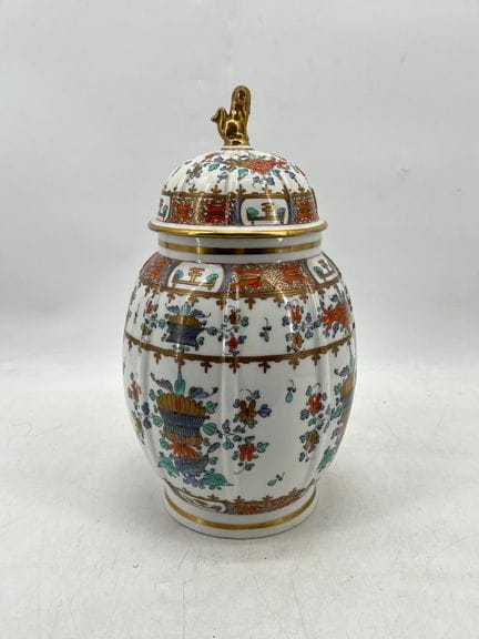 Jarrón de porcelana con tapa, decorado con esmalte
