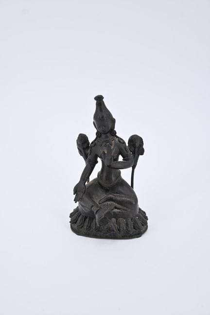 Estatuilla de una deidad (¿Tara?) en bronce, senta