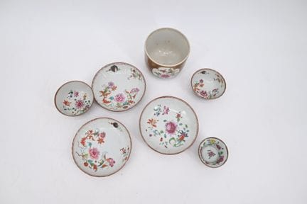 Juego de porcelana policromada de la «familia rosa