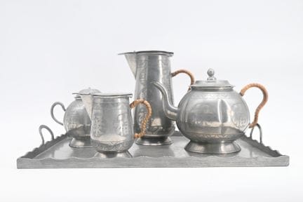 Juego de té de estaño con asas de bambú, decorado 