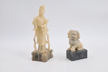 Dos estatuillas de alabastro: una joven y un león 