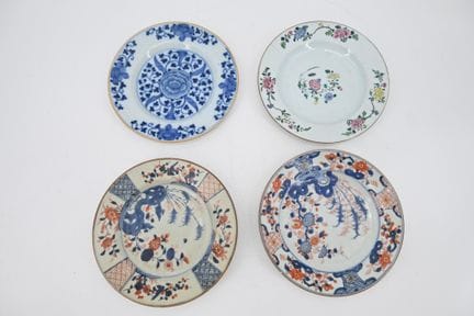 Juego de cuatro platos de porcelana: uno con motiv