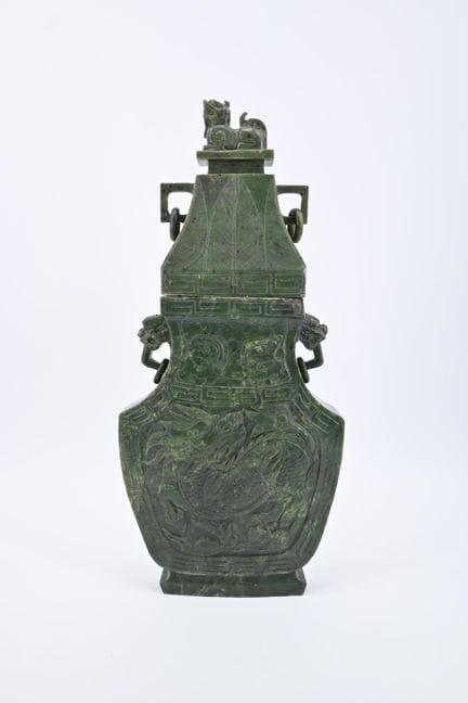 Importante jarrón de piedra verde con tapa y decor