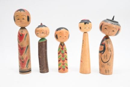 Lote de cinco muñecas kokeshi de madera tallada y 