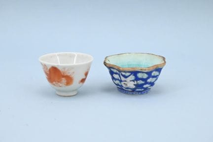 Juego de dos copas pequeñas de porcelana: una poli