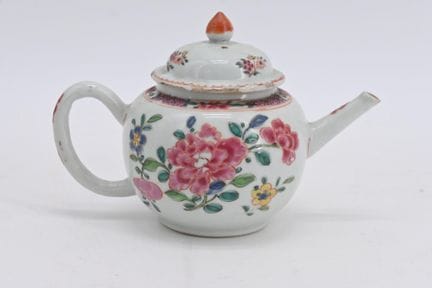 Tetera de porcelana con decoración de la «familia 