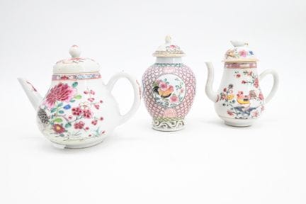 Conjunto de porcelana con decoración de esmaltes p