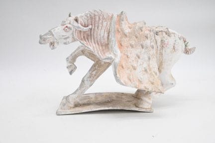 Figura de terracota: caballo relinchando, con una 