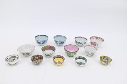 Juego de trece tazas y copas de sorbete de porcela