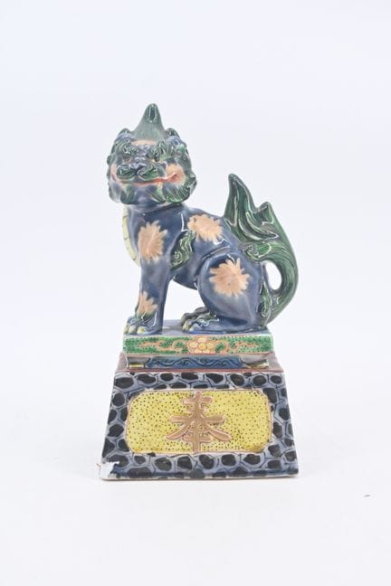 Estatuilla de porcelana esmaltada policromada, con
