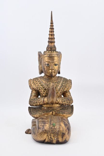 Estatuilla de madera tallada con incrustaciones de