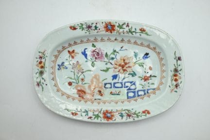 Pequeña bandeja de porcelana con decoración floral
