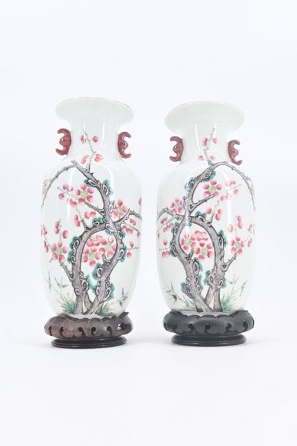 Par de jarrones balaustres de porcelana con decora