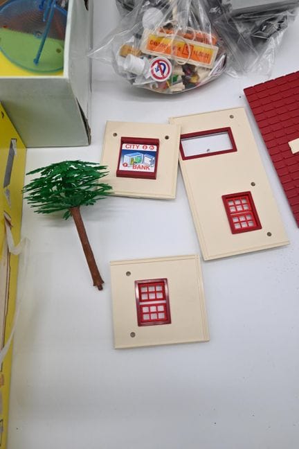 MAJOKIT 由 MAJORETTE 出品。
城市建筑及城市设施组件套装（房屋、电话亭、人行道、路