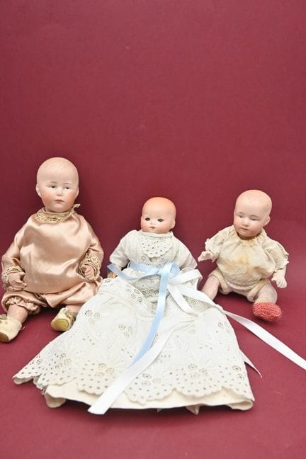 三尊头部特征鲜明的婴儿雕像：
- 阿曼德·马赛 341。高度：17 厘米。
- 霍巴赫。高度：17 
