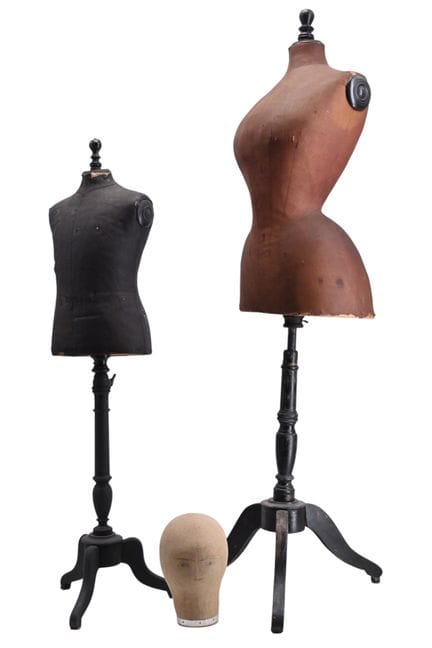 Due manichini d'epoca: un busto da sarta del 1900 