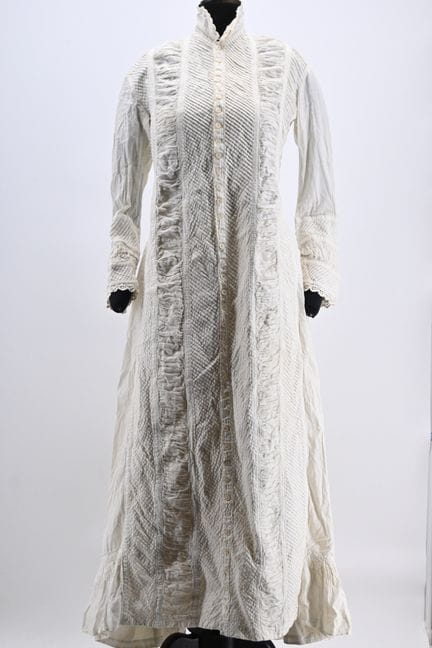 亚麻睡袍，约1880年，采用褶皱和泡泡褶工艺，领口和袖口饰有英式刺绣。有破损处，三个小孔。

鉴定专