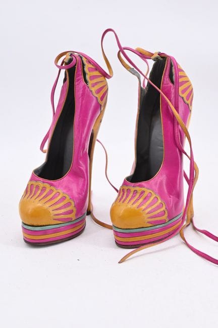 Un paio di scarpe con tacco alto in pelle di capre