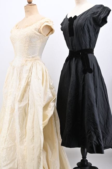 约1950年的醋酸纤维塔夫绸婚纱，饰有机械编织蕾丝贴花。 
随附一件约1947/52年的美式黑色人造