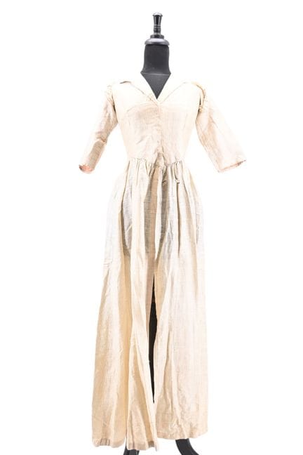 一件约1820年的轻便夏季丝绸格纹礼服，其下摆处的枝叶纹混色内衬已遗失（可能发生于20世纪初）。

