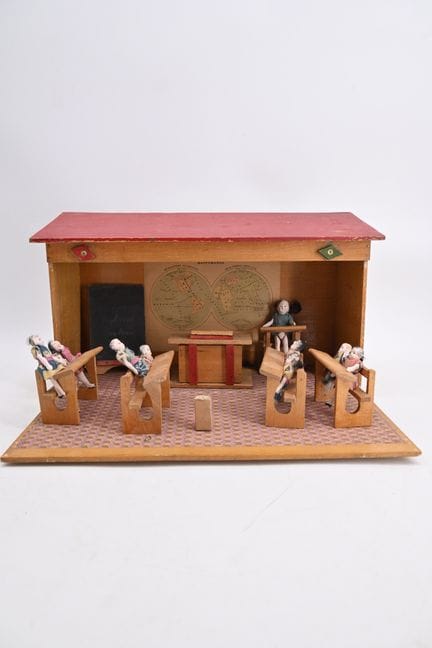 一所小学校，内有五张长凳和课桌，学生和校长均以雕塑形式呈现。
尺寸：46 x 16 x 24 厘米。