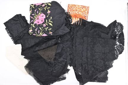Sette stole in pizzo nero, sia chantilly a macchin