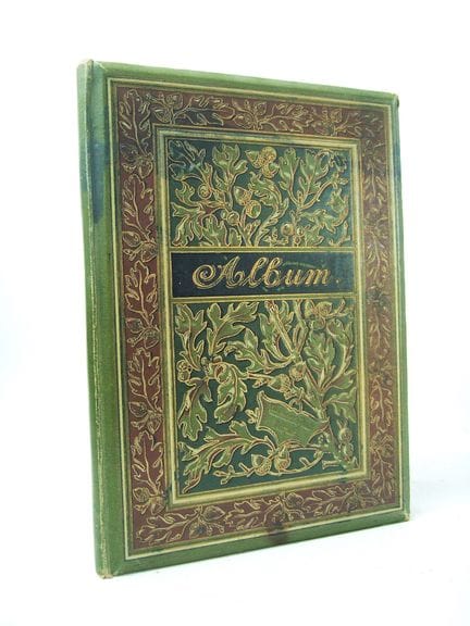 [《Album amicorum》]。八开本相册，硬纸板封面呈斜角，覆以橄榄绿色平纹棉布；上封面饰有